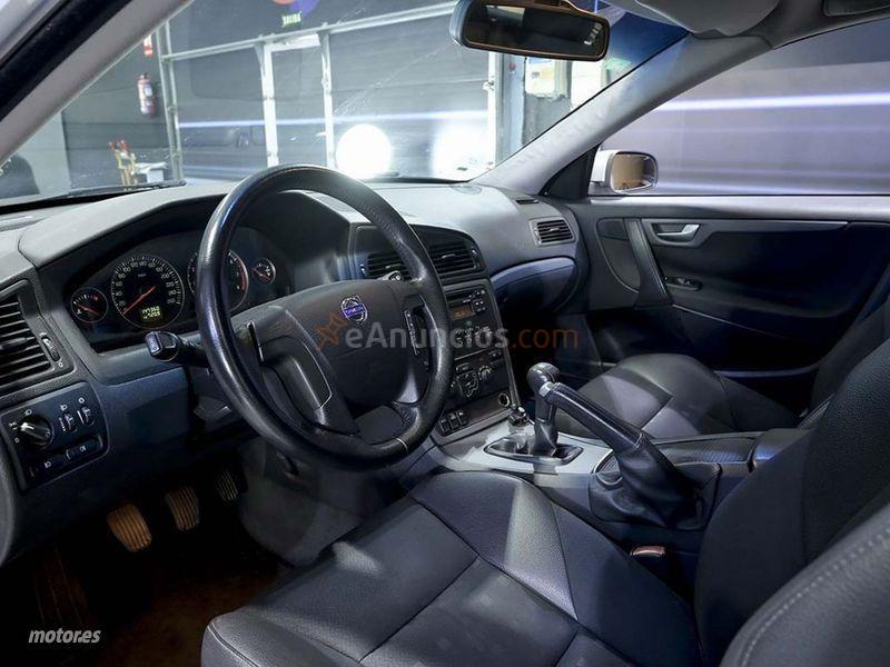 Volvo V 70 2.4 140 Momentum de 2006 con 147.360 Km por 4.890 EUR. en Madrid
