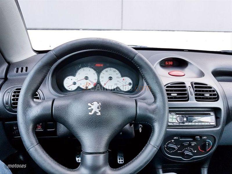 Peugeot 206 1.6 de 2002 con 196.300 Km por 2.390 EUR. en Tarragona