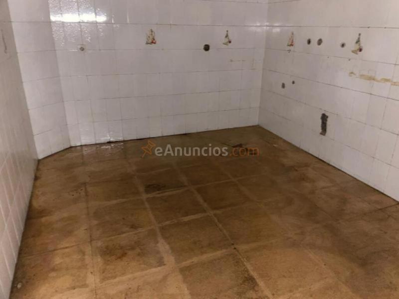 Casa de pueblo consta de dos plantas y azotea.