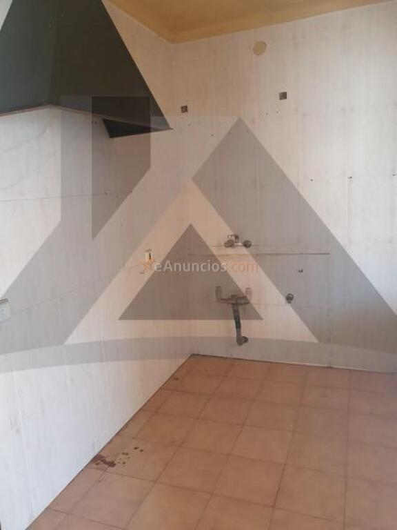 Piso en primera planta sin ascensor, necesita reforma.