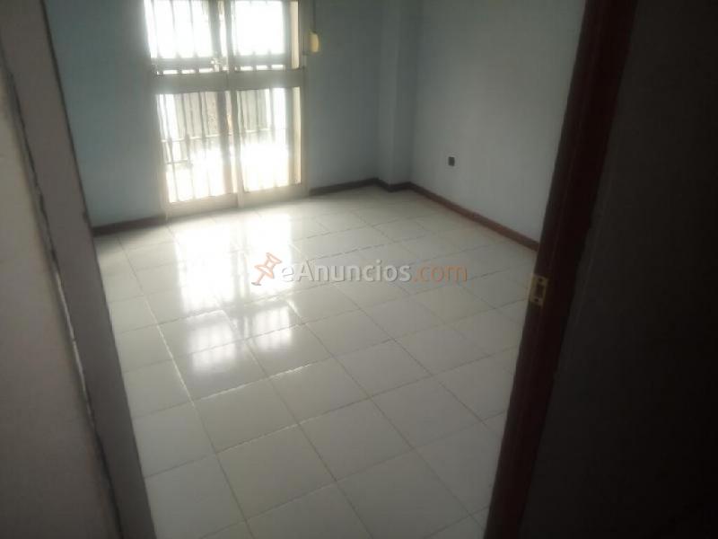 Casa de 3 plantas  **PRECIO NEGOCIABLE**