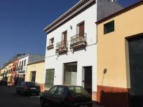 Nave industrial distribuida en dos plantas, una destinada a almacén y la otra a vivienda