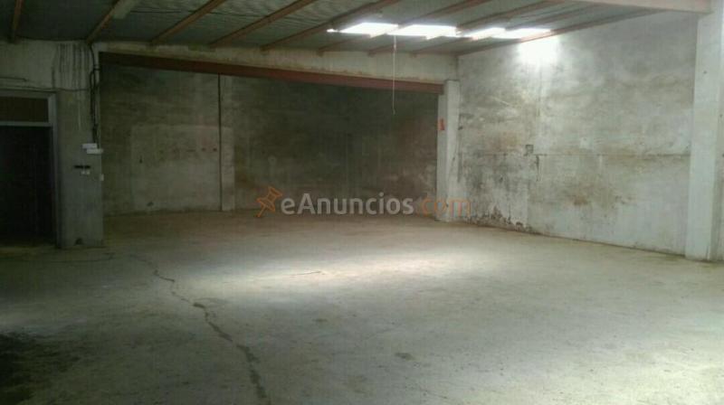 Nave industrial distribuida en dos plantas, una destinada a almacén y la otra a vivienda