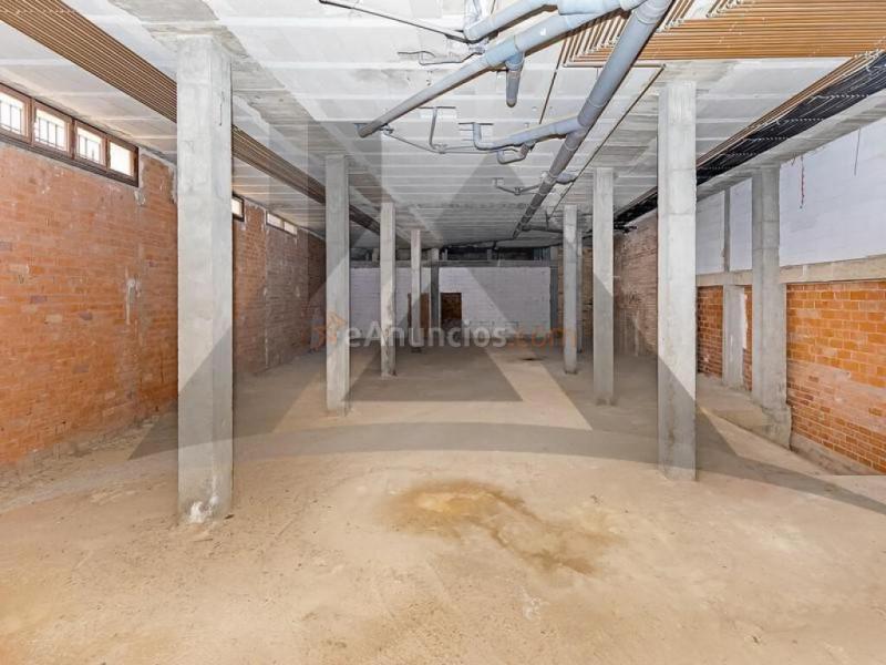 Local comercial diáfano y en bruto, en planta semisótano edificio residencial,  Bien situado en zona céntrica de la localidad