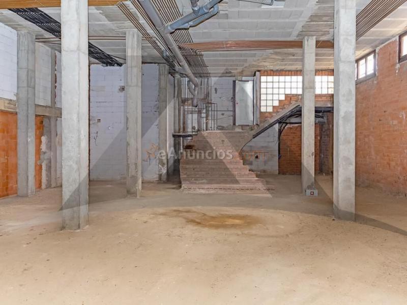 Local comercial diáfano y en bruto, en planta semisótano edificio residencial,  Bien situado en zona céntrica de la localidad