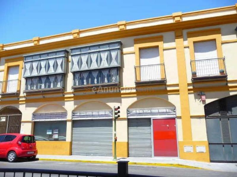 Local comercial situado en la primera planta de un edificio principalmente residencial.