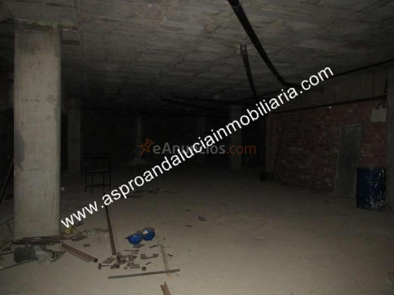 Local comercial situado en la primera planta de un edificio principalmente residencial.