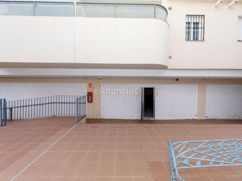 Local comercial situado en la primera planta de un edificio principalmente residencial.