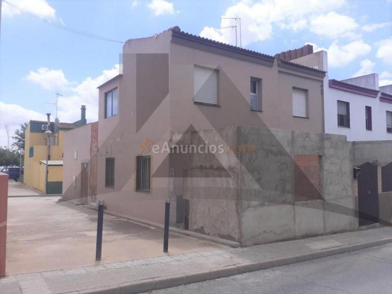 Amplia casa adosada de esquina NEGOCIAMOS EL PRECIO