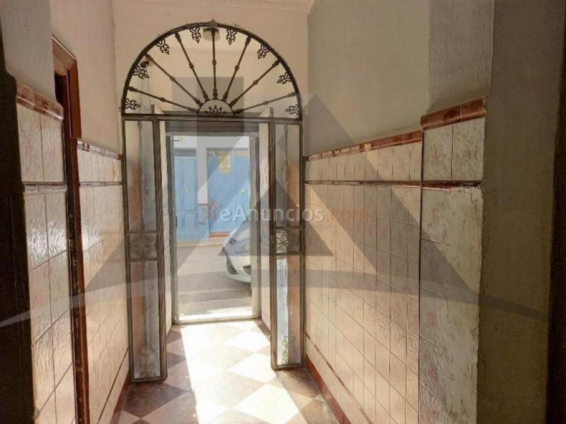 Casa de pueblo de dos plantas con amplia terraza privada y garaje cerrado.