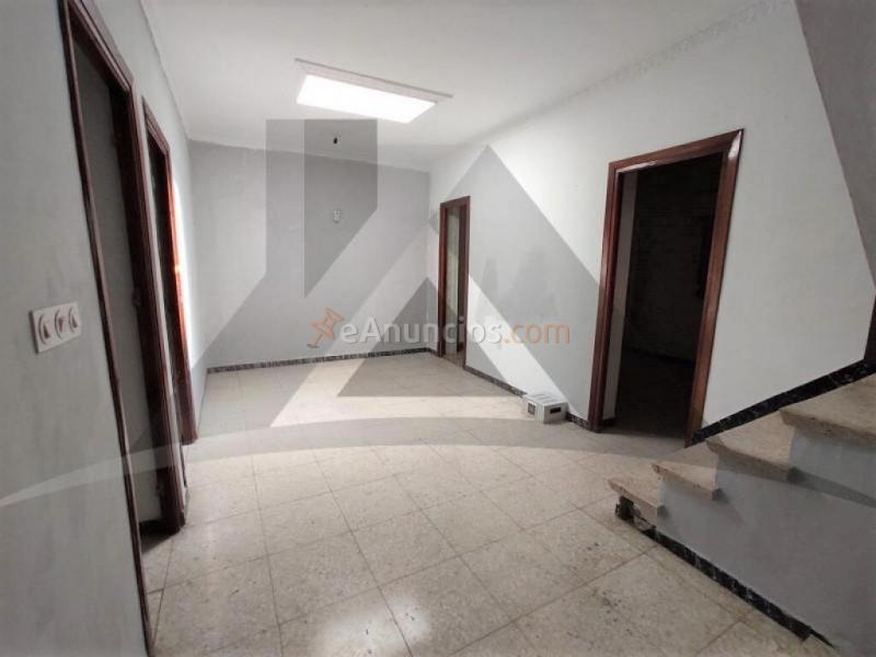 Casa de pueblo de dos plantas con amplia terraza privada y garaje cerrado.