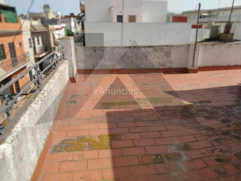 Casa de pueblo de dos plantas con amplia terraza privada y garaje cerrado.