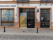 Amplio local comercial situado en planta sótano de un edificio, en plena avenida principal de la localidad