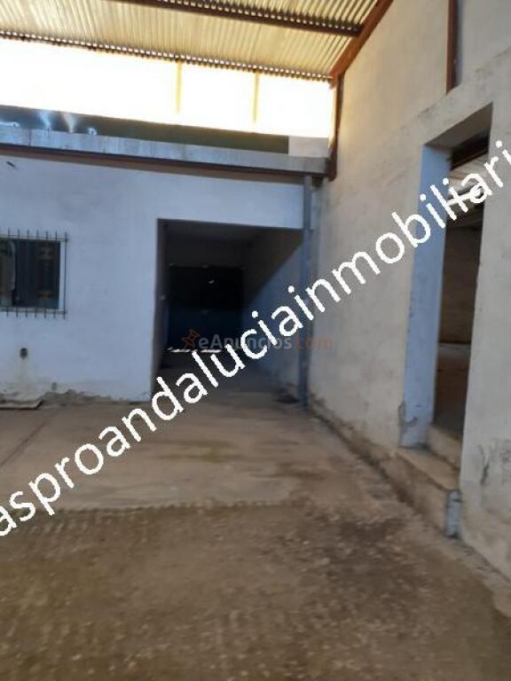 Nave con salida a dos calles con una superficie de 1388,82 m2