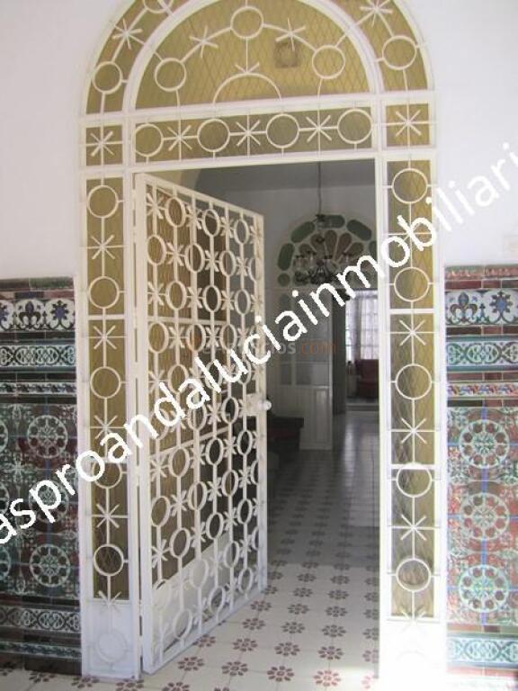 GRAN CASA CÉNTRICA 2 PLANTAS 294 M2.