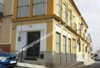 local comercial de esquina,  distribuido en 3 plantas, con amplia fachada para escaparates