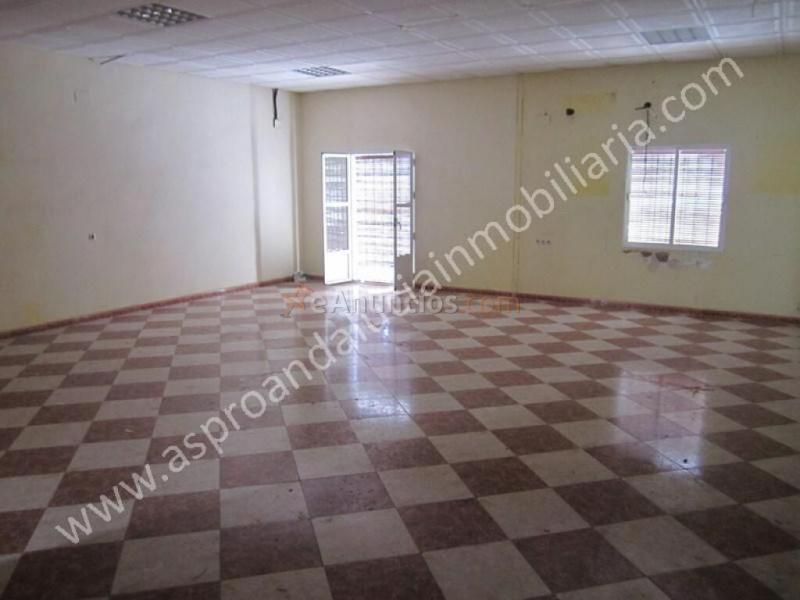 local comercial de dos plantas, posibilidad de solicitar cambio uso a residencial, y poder reformarlo para vivienda