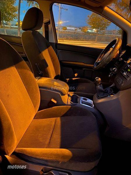 Ford Focus C-Max 2.0 Ghia de 2005 con 161.000 Km por 2.500 EUR. en Sevilla