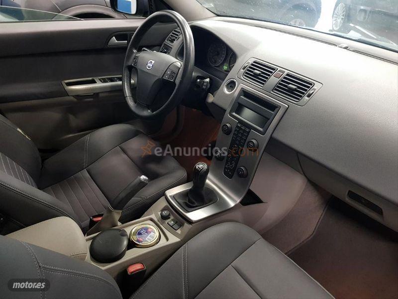 Volvo V 50 2.0D Kinetic de 2006 con 202.000 Km por 4.500 EUR. en Valladolid