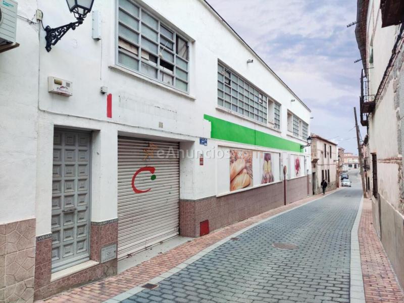 AMPLIO LOCAL EN EL CENTRO DE SONSECA