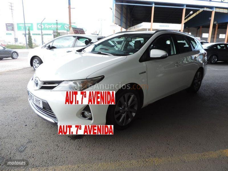 Toyota Auris Hybrid Active Touring Sports de 2015 con 155.000 Km por 7.500 EUR. en Badajoz