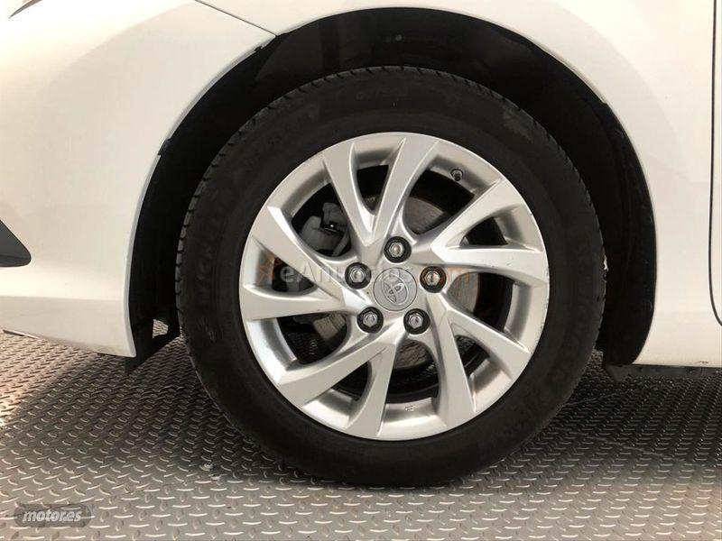 Toyota Auris 1.8 140H Active Touring Sports de 2017 con 78.000 Km por 15.500 EUR. en Leon