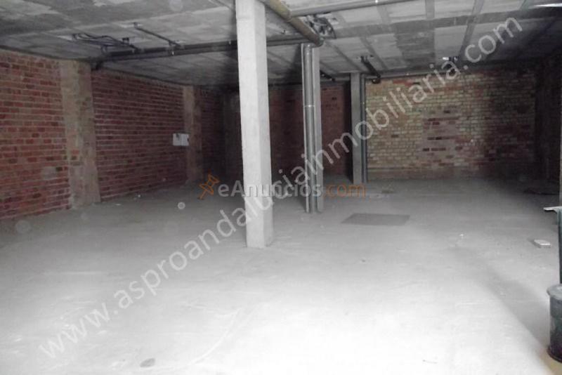 Gran local comercial en pleno centro, diáfano y gran amplitud.